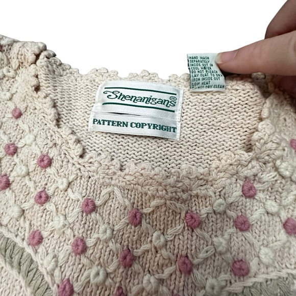 VINTAGE SHENANIGANS BRAND SHORT SLEEVED SWEATER SIZE MEDIUM. - Picture 8 of 9